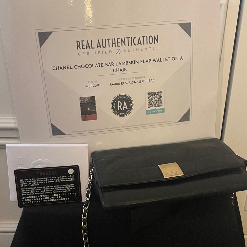 CHANEL Black and Gold Quilted Wallet - Picture 14 of 16